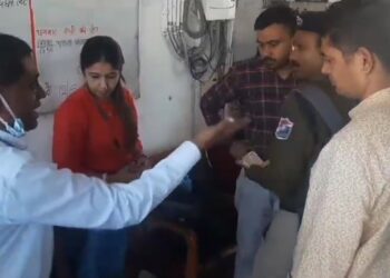 पुर्व रेलवे विजिलेन्स की टीम ने दो टीटीई को उगाही के आरोप में दबोचा