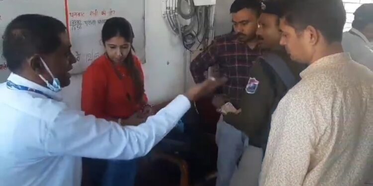 पुर्व रेलवे विजिलेन्स की टीम ने दो टीटीई को उगाही के आरोप में दबोचा