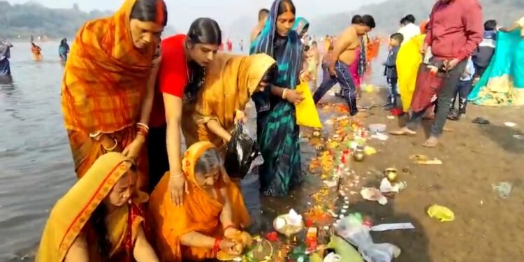 कार्तिक पूर्णिमा के अवसर पर दामोदर नदी में श्रद्धालुओं ने लगाई आस्था की डुबकी