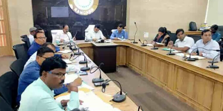 ऑनलाइन लंबित जाति आय आवासीय एवं जन्म मृत्यु प्रमाण पत्र को लेकर उपायुक्त की अध्यक्षता में बैठक आयोजन