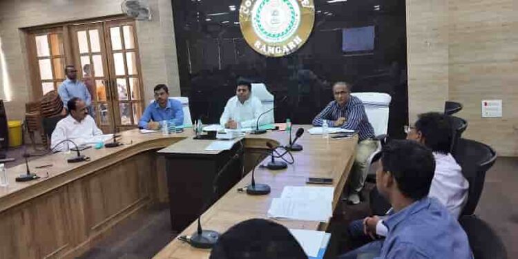 भू-अर्जन, राजस्व संबंधित कार्यों व विभिन्न परियोजनाओं को लेकर उपायुक्त की अध्यक्षता में हुआ समीक्षा बैठक का आयोजन