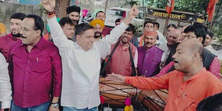 तीन राज्यों मे भाजपा के प्रचंड जीत की खुशी, जमशेदपुर मे भी जिला भाजपा ने जीत की खुशी ढ़ोल नगाड़े और आतिशबाज़ी कर मनाई