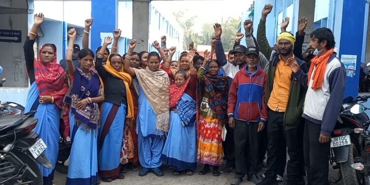 एसएनएमएमसीएच में वेतन बढ़ोतरी को लेकर सफाई कर्मियों का हड़ताल