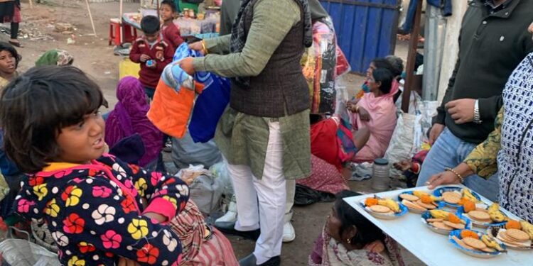 मानव सहयोग परिषद संस्था ने किया जरूरतमंदों में दवा,कंबल व आवश्यक सामग्री का वितरण