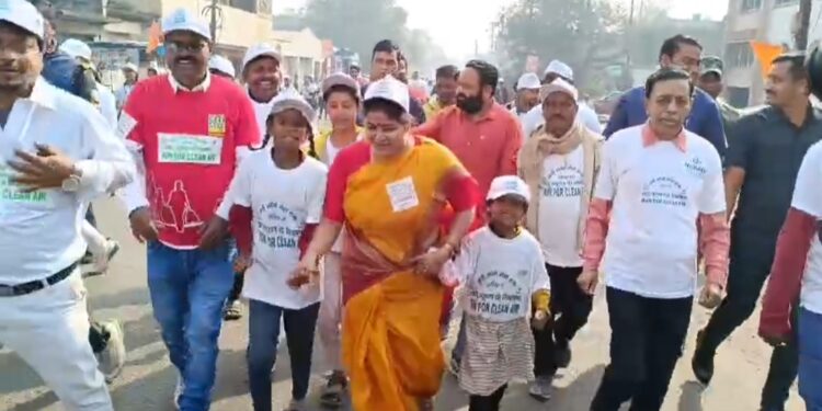 शुद्व सांसो के लिए वायु प्रदूषण के खिलाफ हजारों की संख्या में एक साथ दौड़ा झरिया