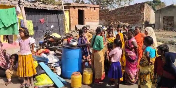 केंदुआ के बसेरिया 4 नंबर में जोरदार आवाज के साथ धंसी जमीन, गैस रिसाव जारी कई लोग छोड़े घर