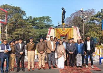 अमर शहीद के 33वें शहादत दिवस पर उपायुक्त सहित तमाम पदाधिकारियों ने शहीद रणधीर वर्मा को दी श्रद्धांजली