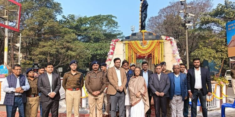 अमर शहीद के 33वें शहादत दिवस पर उपायुक्त सहित तमाम पदाधिकारियों ने शहीद रणधीर वर्मा को दी श्रद्धांजली