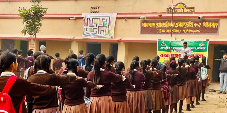 स्कूली बच्चों को दिलाई सड़क सुरक्षा की शपथ,चौक चौराहा पर किया नुक्कड़ नाटक का आयोजन