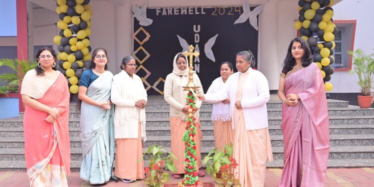 कार्मल स्कूल में विदाई समारोह “उड़ान” कार्यक्रम का आयोजन