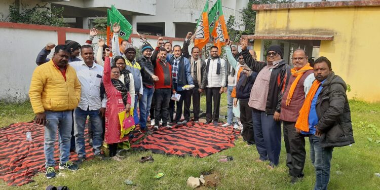 भाजपा बरटांड़ मंडल की बैठक संपन्न, दीवार लेखन कार्यक्रम पर हुई चर्चा