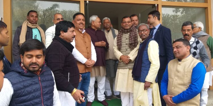 लोकसभा चुनाव की तैयारी पर नीतीश कुमार से मिला प्रतिनिधि मंडल