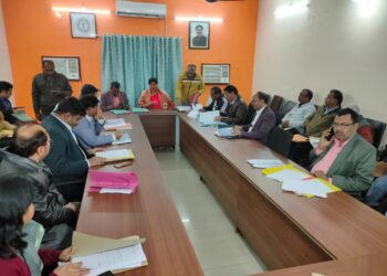 झारखंड विधानसभा की याचिका समिति ने जिला के पदाधिकारियों के साथ की बैठक