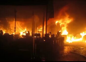 ट्रांसफार्मर वर्कशॉप में लगी भीषण आग,मची अफरा तफरी,आग में कई ट्रांसफार्मर जलकर हुआ राख,विस्पोट से लोगो मे बना रहा भय का माहौल 