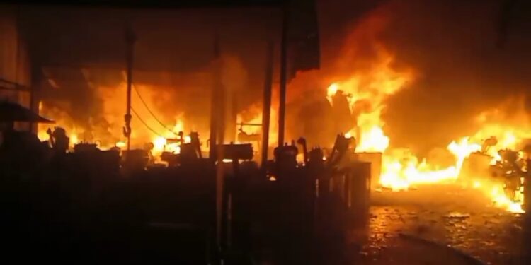 ट्रांसफार्मर वर्कशॉप में लगी भीषण आग,मची अफरा तफरी,आग में कई ट्रांसफार्मर जलकर हुआ राख,विस्पोट से लोगो मे बना रहा भय का माहौल