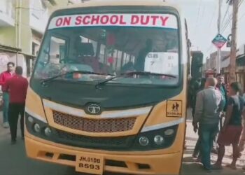 Accident in Dhanbad..स्कूल बस ने ट्यूशन पढ़ाने जा रही युवती को चपेट में लिया, इलाज के दौरान युवती की मौत