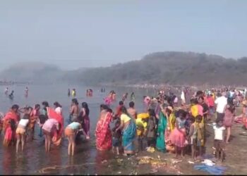 मकर संक्रांति पर श्रद्धालुओं ने लगाई आस्था की डुबकी ,किया दान पुण्य