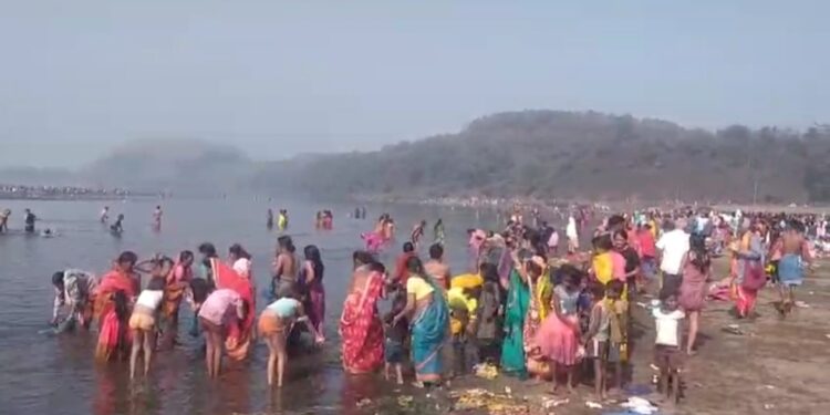 मकर संक्रांति पर श्रद्धालुओं ने लगाई आस्था की डुबकी ,किया दान पुण्य