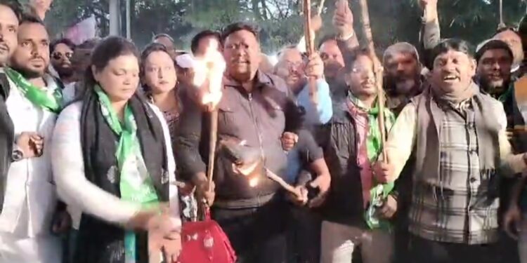 ईडी द्वारा मुख्यमंत्री हेमंत सोरेन को सम्मन भेजे जाने के विरोध में झामुमो का मशाल जुलूस