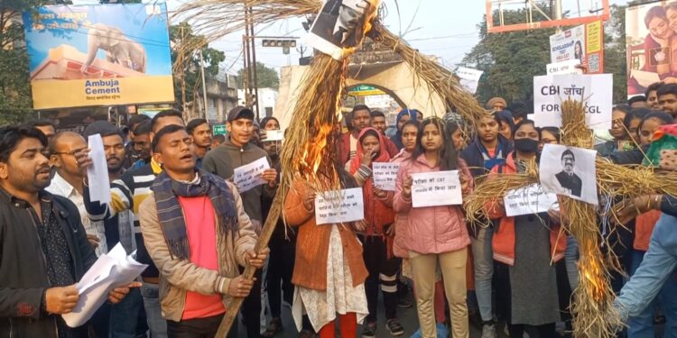 जेएसएससी परीक्षा में पेपर लीक होने से अभ्यर्थियों में आक्रोश, सभी परीक्षा रद्द करने का किया मांग