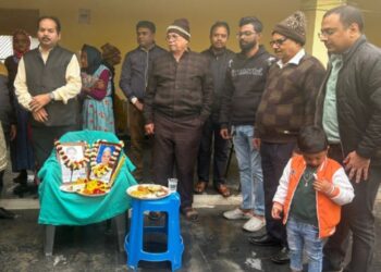 पुण्यतिथि पर लालमणि के वृद्धजनों को कराया भोजन, राशन भी दिया