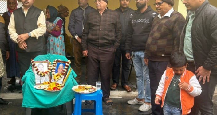 पुण्यतिथि पर लालमणि के वृद्धजनों को कराया भोजन, राशन भी दिया