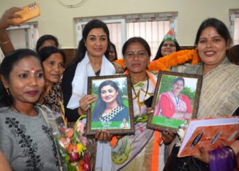 महिला कांग्रेस कमेटी की राष्ट्रीय अध्यक्ष को नगर महिला कांग्रेस अध्यक्ष पूनम देवी ने किया सम्मानित