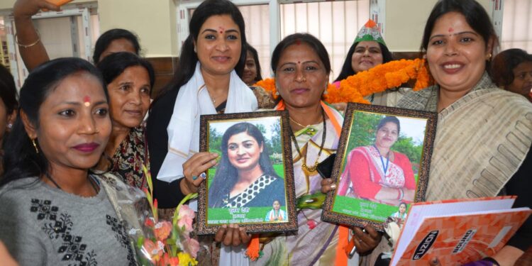 महिला कांग्रेस कमेटी की राष्ट्रीय अध्यक्ष को नगर महिला कांग्रेस अध्यक्ष पूनम देवी ने किया सम्मानित