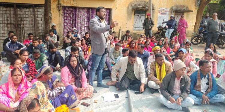 अबुआ आवास में भ्रष्टाचार को लेकर एक दिवसीय धरना