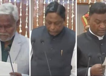 Breaking Jharkhand… चंपई सोरेन ने मुख्यमंत्री पद की शपथ ली, उधर चार्टर्ड प्लेन से हैदराबाद जाने के लिए निकले गठबंधन के 35 विधायक