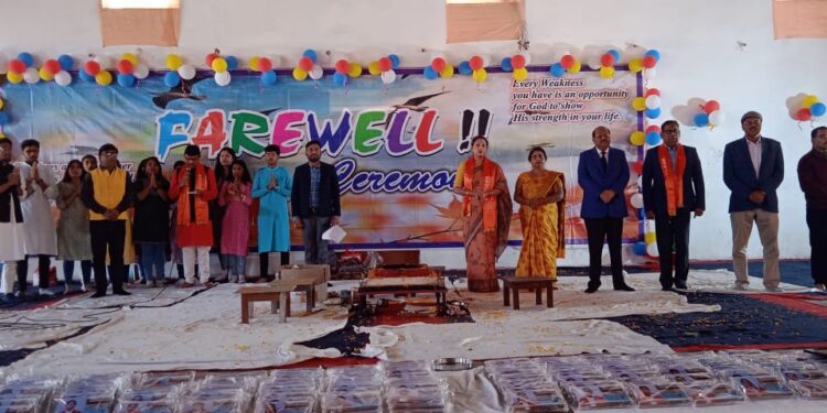 डीएवी में बारहवीं के विद्यार्थियों को दी गई विदाई