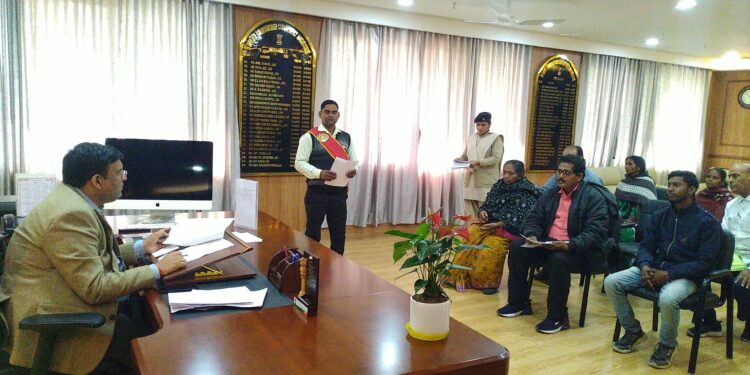 उपायुक्त ने छात्रवृत्ति व मुआवजा का शीघ्र भुगतान करने का दिया निर्देश