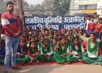 एडमिट कार्ड नहीं मिलने से गुस्साए छात्रों ने विद्यालय गेट पर जड़ा ताला