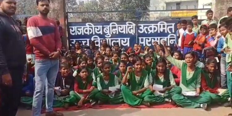 एडमिट कार्ड नहीं मिलने से गुस्साए छात्रों ने विद्यालय गेट पर जड़ा ताला
