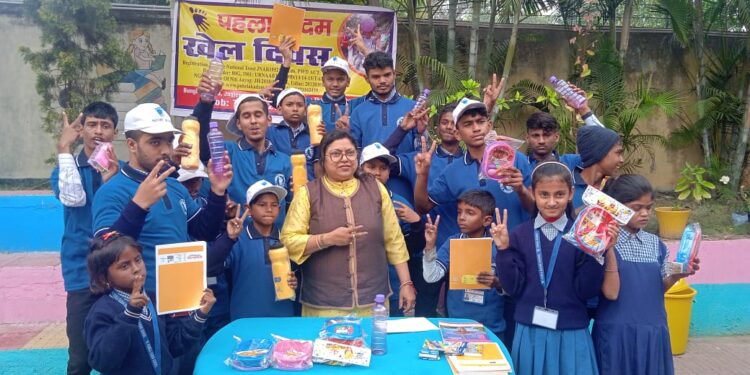 पहला कदम के दिव्यांग बच्चों ने मां सरस्वती की पूजा अर्चना कर वसंत पंचमी मनाया