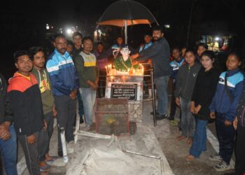 14 फरवरी को पुलवामा हमले की याद में शाहिद शशि कांत पांडे चौक पर दी गई श्रद्धांजलि