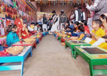 सरस्वती पूजा के अवसर पर नन्हे बच्चों का अक्षरारंभ कार्यक्रम किया गया