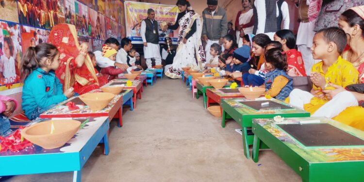 सरस्वती पूजा के अवसर पर नन्हे बच्चों का अक्षरारंभ कार्यक्रम किया गया