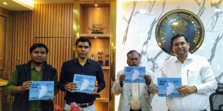 उपायुक्त ने किया “बर्ड्स ऑफ धनबाद” नामक पुस्तक का विमोचन