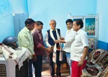 साहित्यकार भागवत प्रसाद पांडे को धर्मजीत ने किया सम्मानित