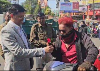 परिवहन विभाग की गांधीगिरी,बगैर हेलमेट बगैर सीट बेल्ट वाहन चलाने वालों को दिया गुलाब