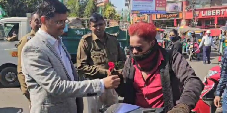 परिवहन विभाग की गांधीगिरी,बगैर हेलमेट बगैर सीट बेल्ट वाहन चलाने वालों को दिया गुलाब