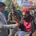 परिवहन विभाग की गांधीगिरी,बगैर हेलमेट बगैर सीट बेल्ट वाहन चलाने वालों को दिया गुलाब