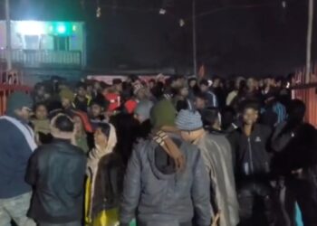कतरास में तेज रफ्तार ट्रक ने ली युवक की जान, लोगो ने किया सड़क जाम, पुलिस का लाठी चार्ज।