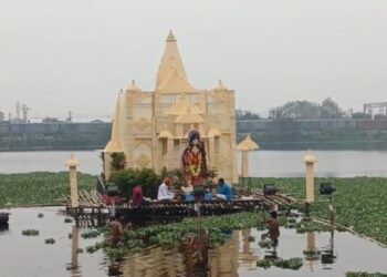 धनबाद में सरस्वती पूजा की धूम, शहर के पंपू तालाब में बनाया गया अयोध्या का राम मंदिर