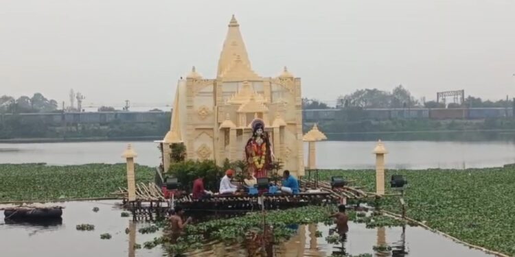 धनबाद में सरस्वती पूजा की धूम, शहर के पंपू तालाब में बनाया गया अयोध्या का राम मंदिर