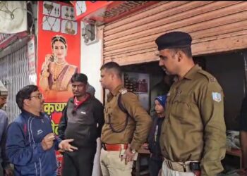 सदर थाना क्षेत्र के हीरापुर स्थित ज्वेलर्स दुकान में शटर काटकर लाखों की चोरी