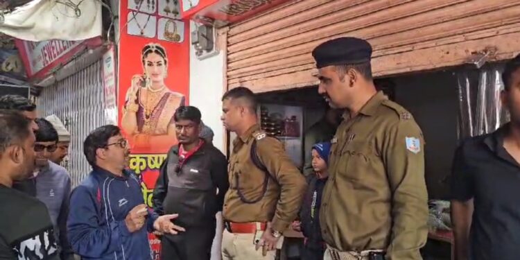 सदर थाना क्षेत्र के हीरापुर स्थित ज्वेलर्स दुकान में शटर काटकर लाखों की चोरी