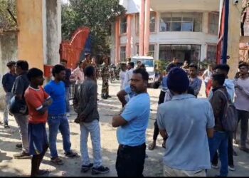 मारपीट से आहत छात्र ने की खुदकुशी, परिजनों ने शव के साथ थाना घेरा 