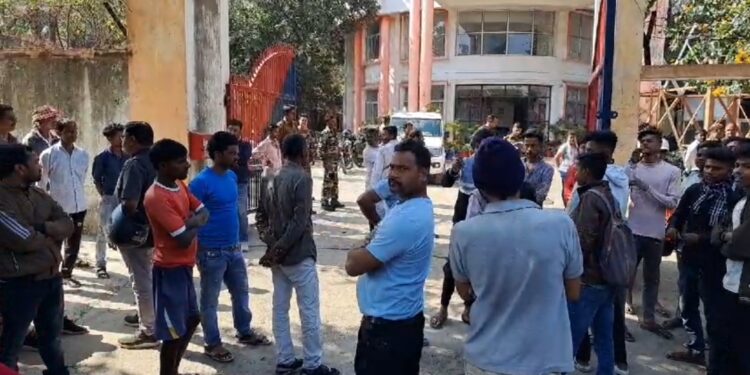मारपीट से आहत छात्र ने की खुदकुशी, परिजनों ने शव के साथ थाना घेरा
